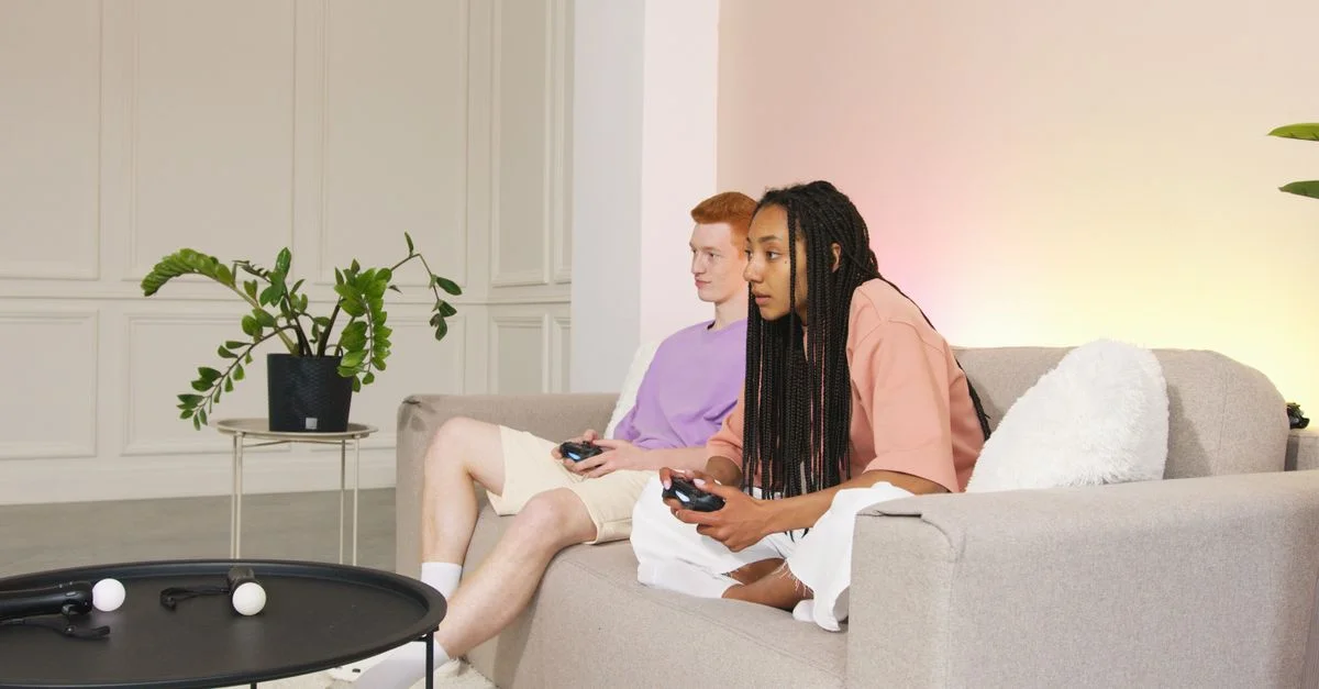 Un couple profitant d'un jeu vidéo ensemble dans leur salon confortable.